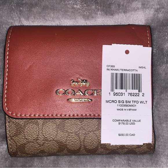 Coach Set New With Tags
Signature Canvas Khaki, Elect. Red (Cross Posted) SOLD - Picture 13 of 15